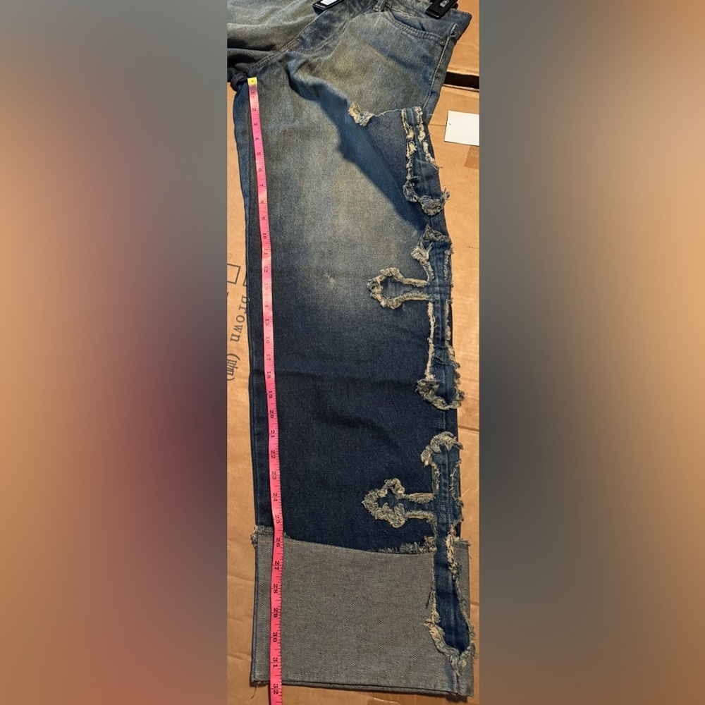 BoohooMAN Relaxed Rigid Cross Applique Denim Jeans antique blue - Picture 10 of 11